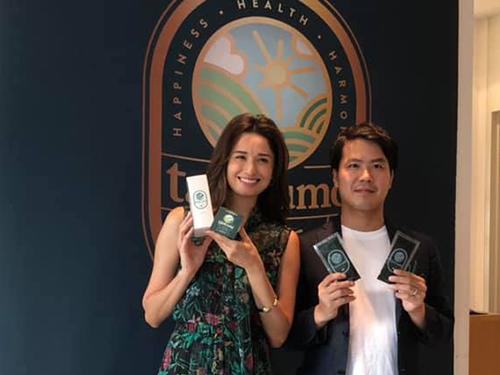 佐々木俊弥社長（写真右）とモデルのケリー